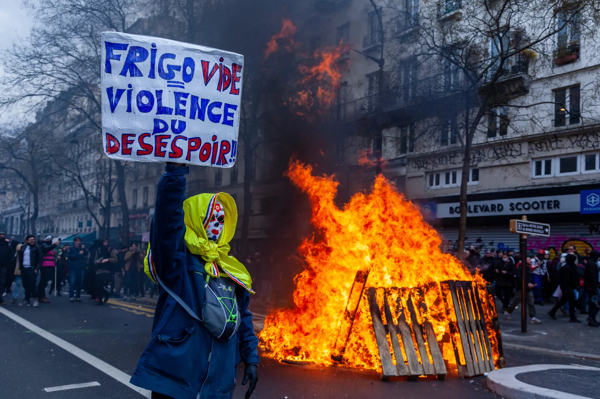Manifestante devant un incendie lors d’un mouvement social à Paris